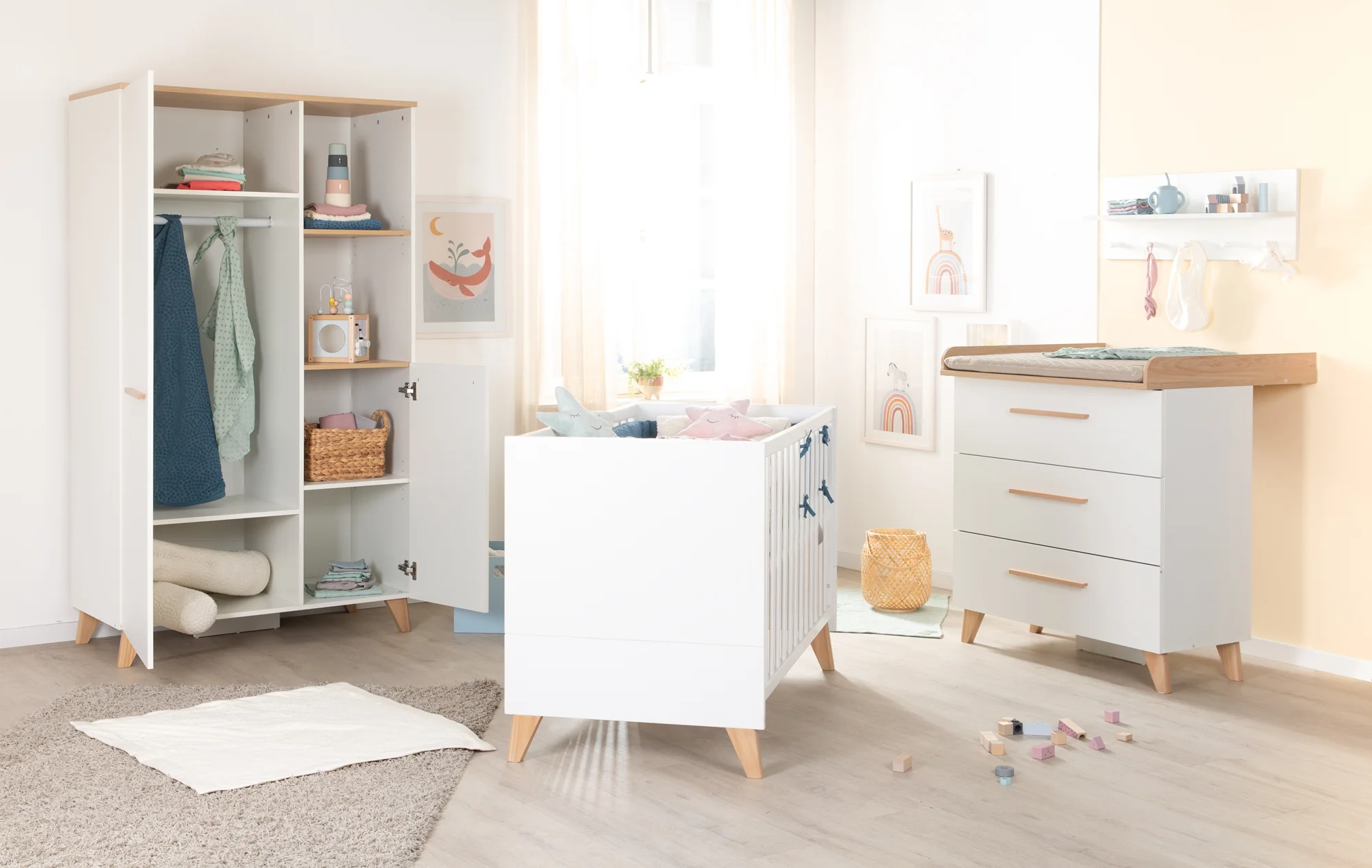 Kinderkleiderschrank 2-türig 'Leon' - Griffe + Füße aus Massivholz - Weiß / Othello Eiche - Image 8