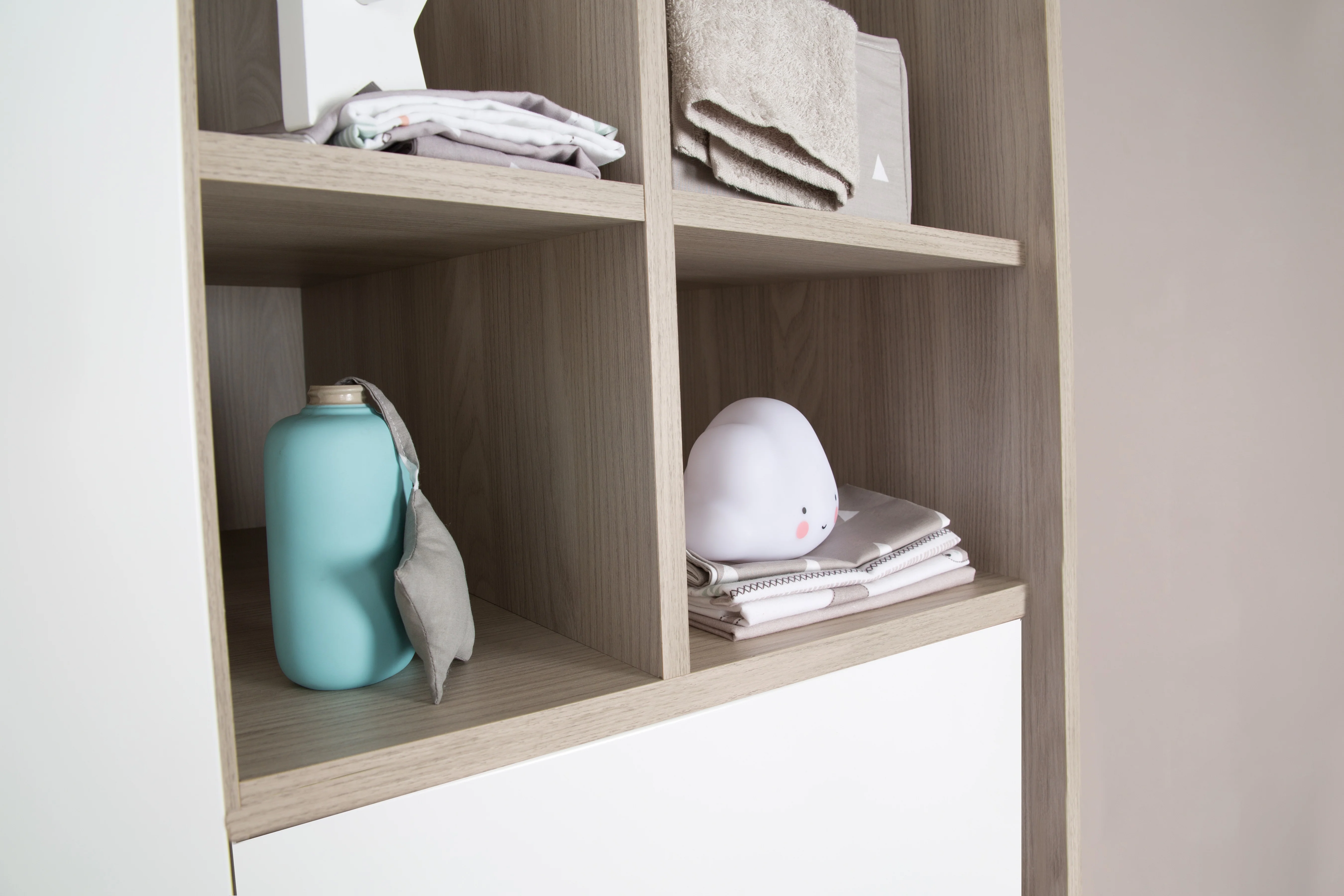 Kleiderschrank 'Olaf', 3 Drehtüren, mit offenem Regal, Weiß / Luna Elm - Image 6