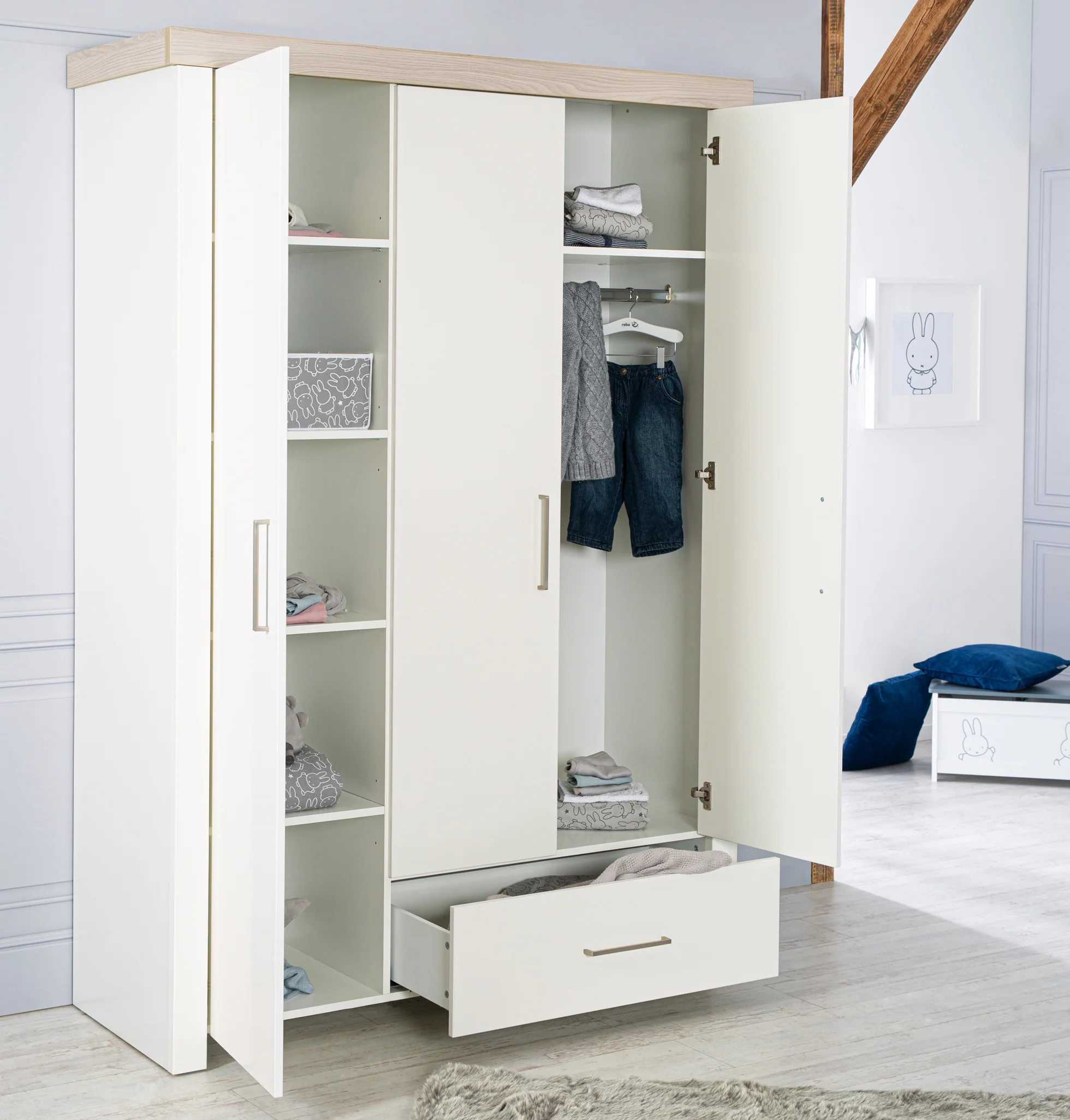 Kleiderschrank 'Lucy' 3-trg, Korpus weiß, Kranz in 'Luna Elm' - Image 3