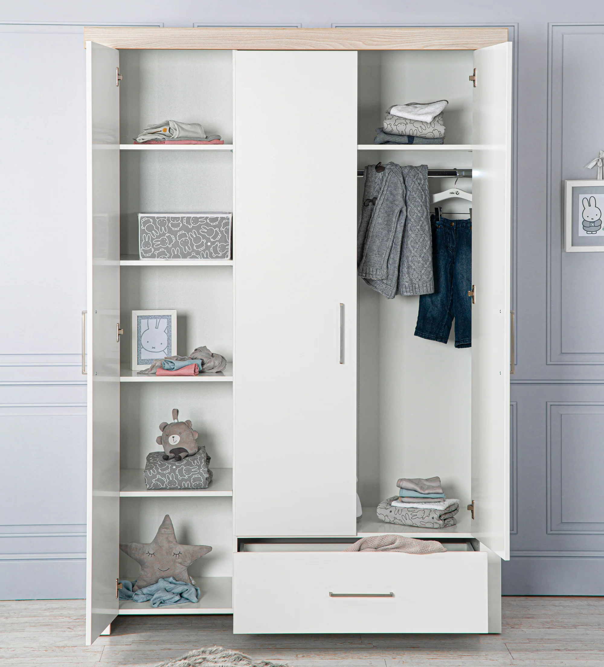 Kleiderschrank 'Lucy' 3-trg, Korpus weiß, Kranz in 'Luna Elm' - Image 6