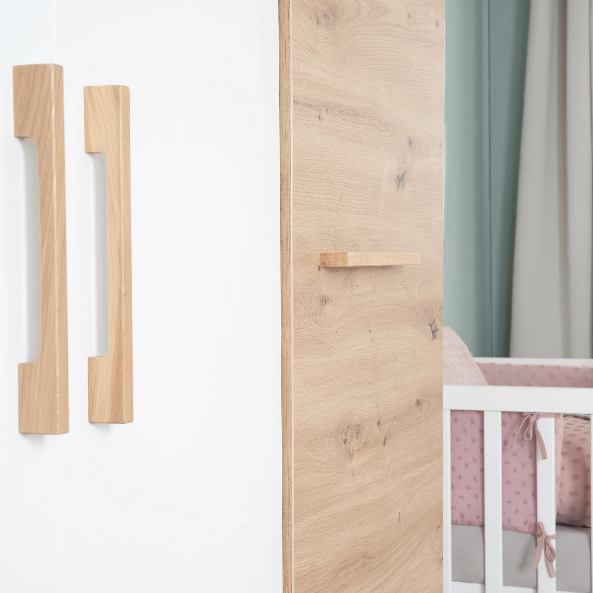 Kleiderschrank 'Lion' 3-türig - Weiß / Holzdekor 'Artisan Eiche' - Griffe aus massiver Eiche - Image 14