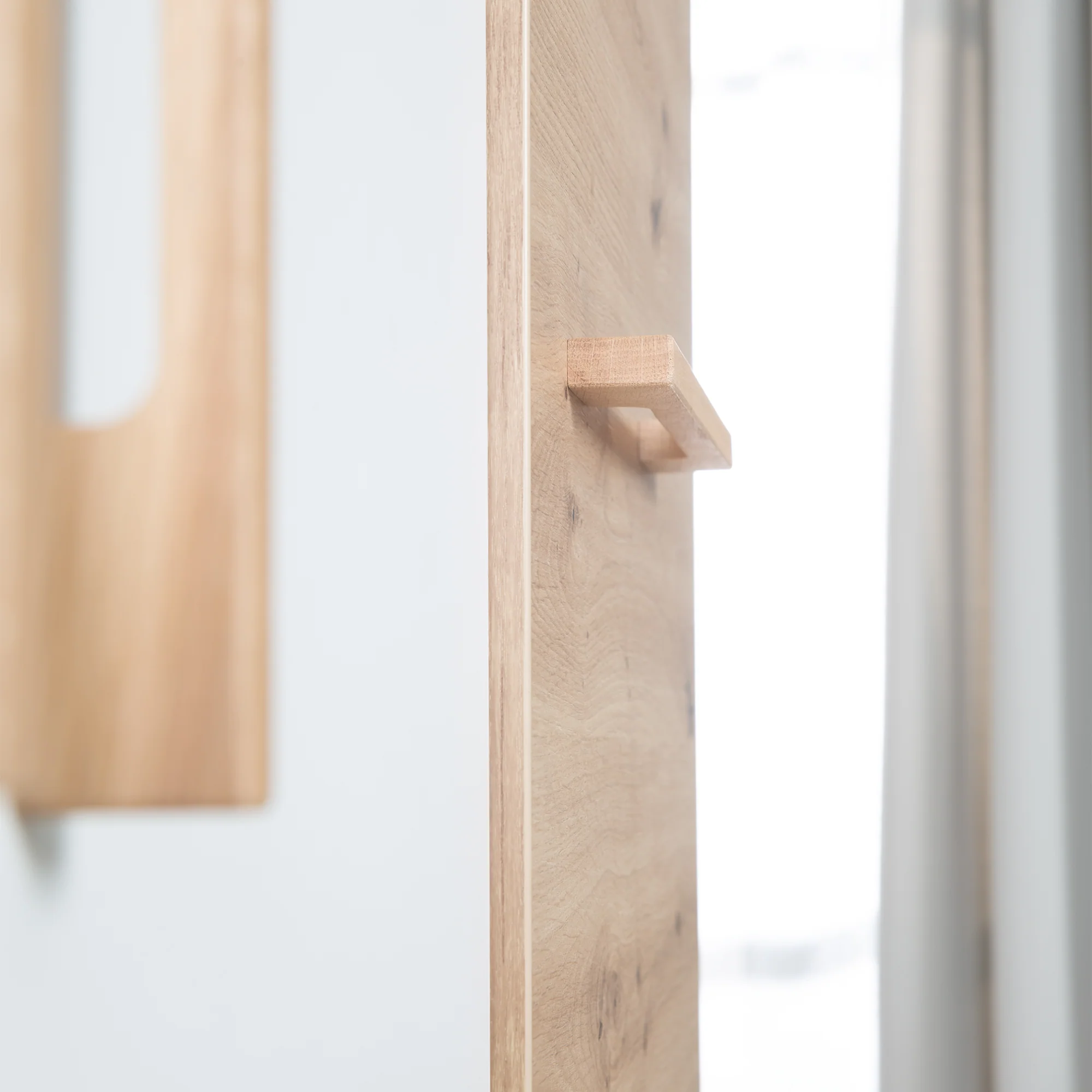 Kleiderschrank 'Lion' 3-türig - Weiß / Holzdekor 'Artisan Eiche' - Griffe aus massiver Eiche - Image 17