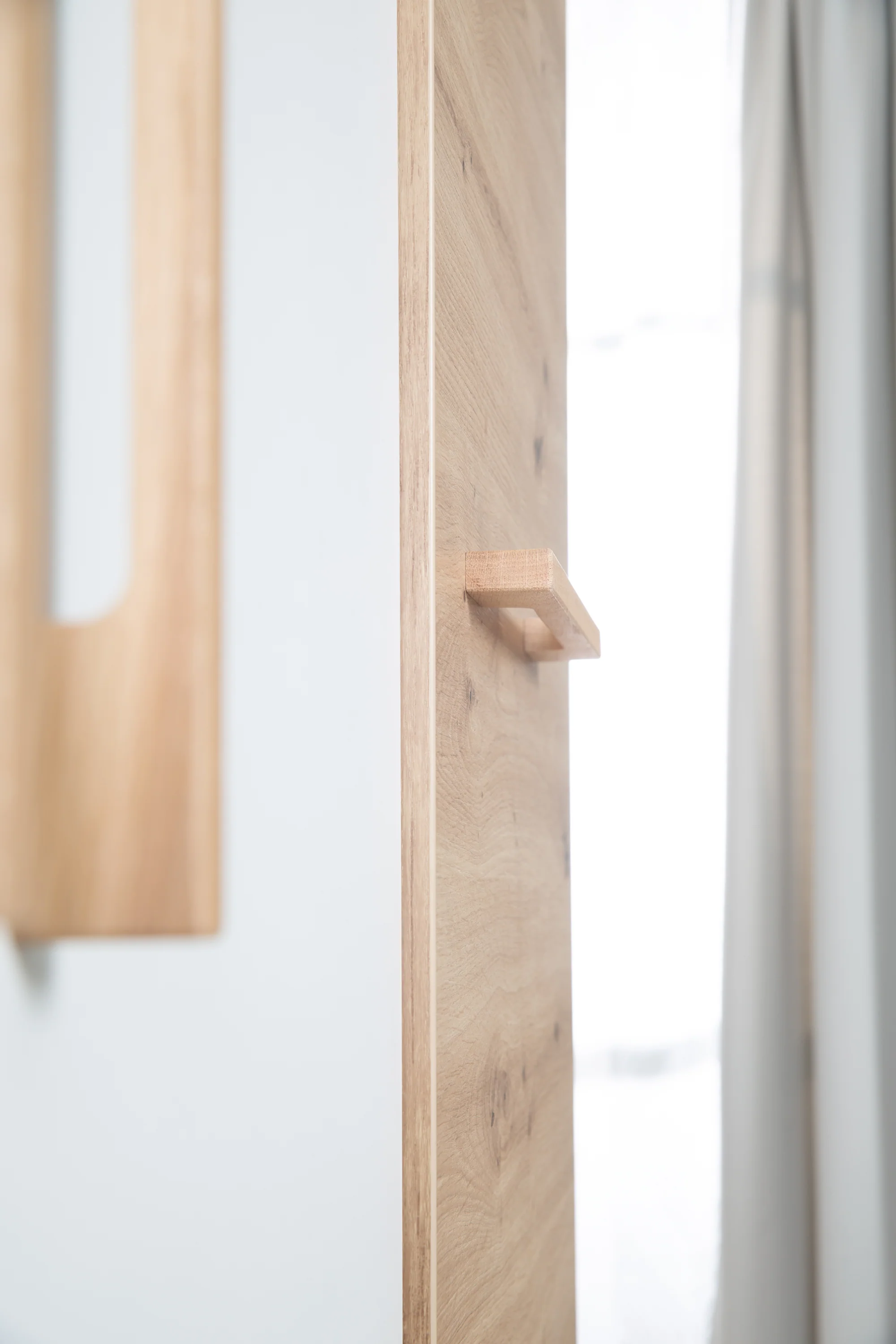 Kleiderschrank 'Lion' 3-türig - Weiß / Holzdekor 'Artisan Eiche' - Griffe aus massiver Eiche - Image 18