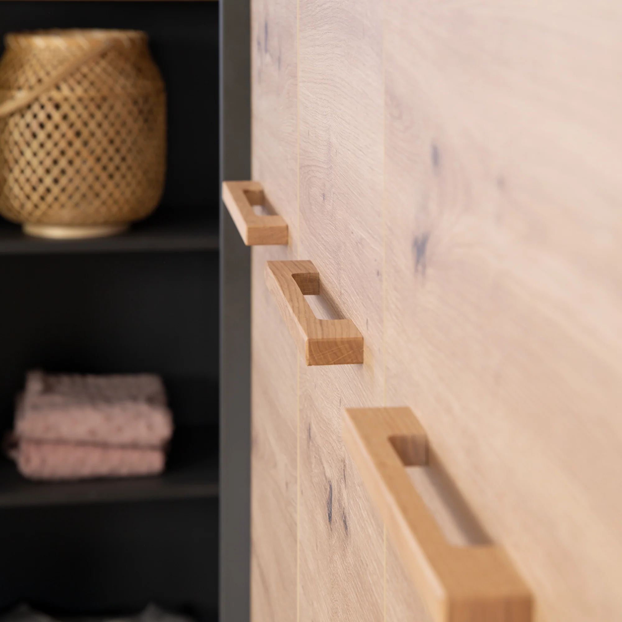 Kleiderschrank 'Lenn' 3-türig - Anthrazit - Holzdekor 'Artisan Eiche' - Massivholzgriffe - Image 11