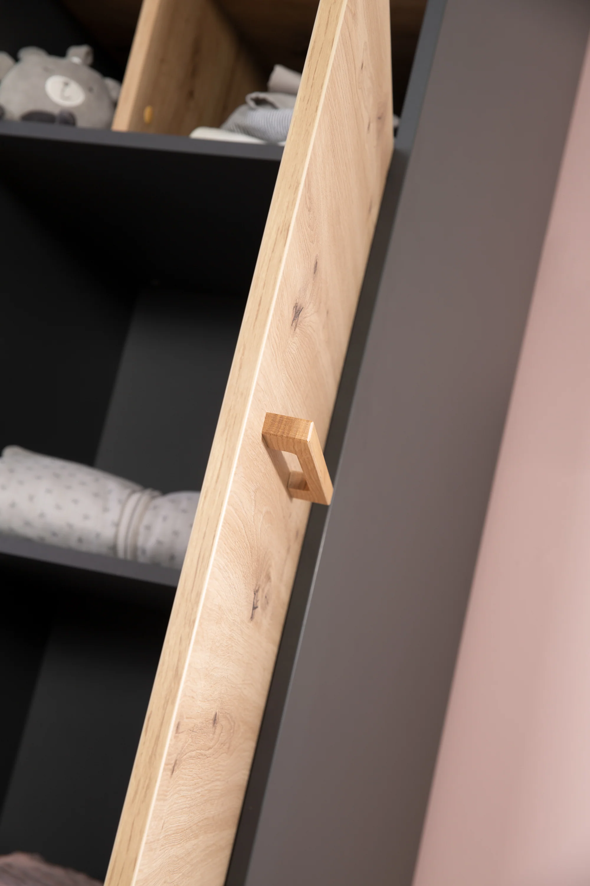 Kleiderschrank 'Lenn' 3-türig - Anthrazit - Holzdekor 'Artisan Eiche' - Massivholzgriffe - Image 14