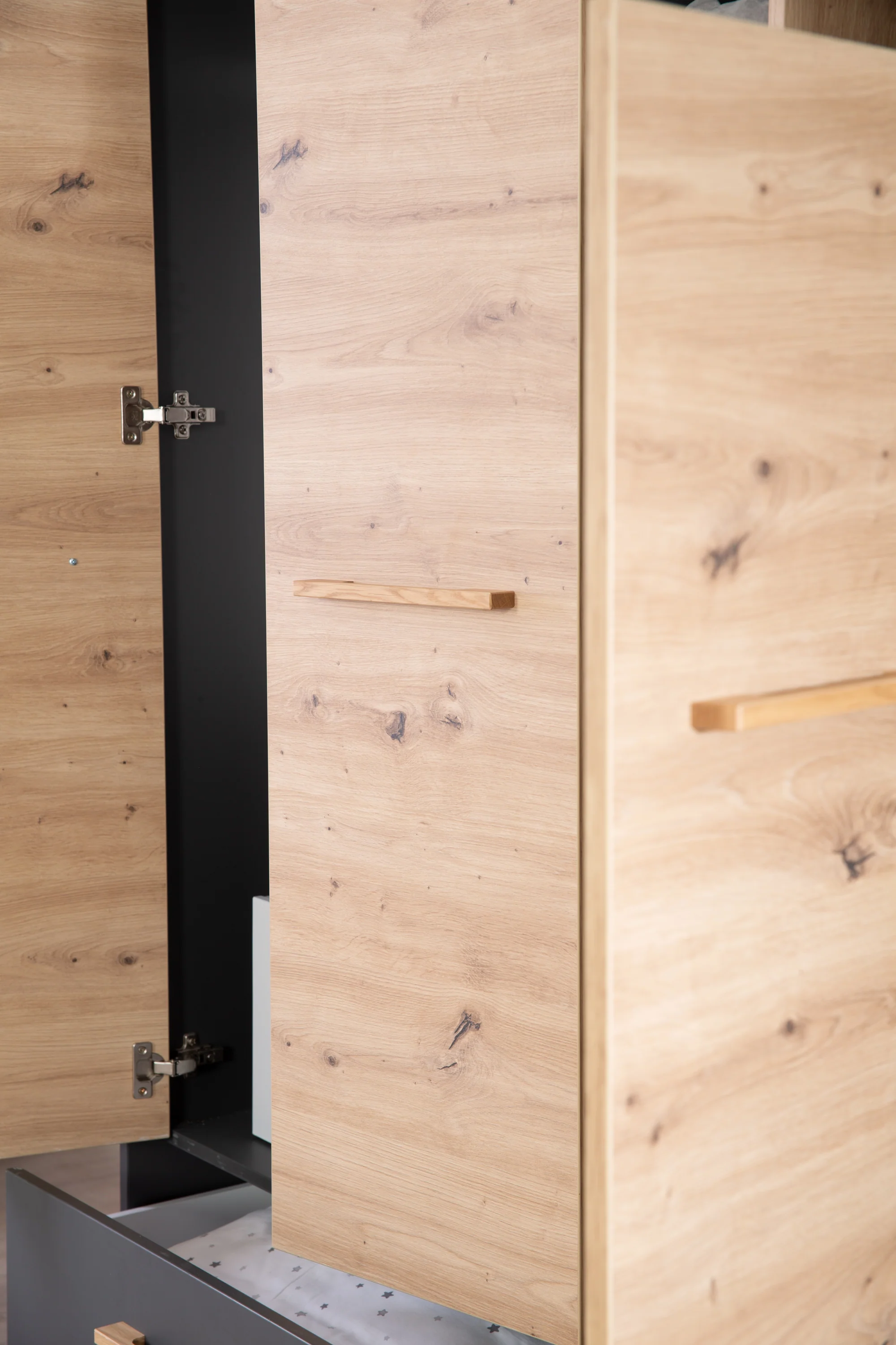 Kleiderschrank 'Lenn' 3-türig - Anthrazit - Holzdekor 'Artisan Eiche' - Massivholzgriffe - Image 15
