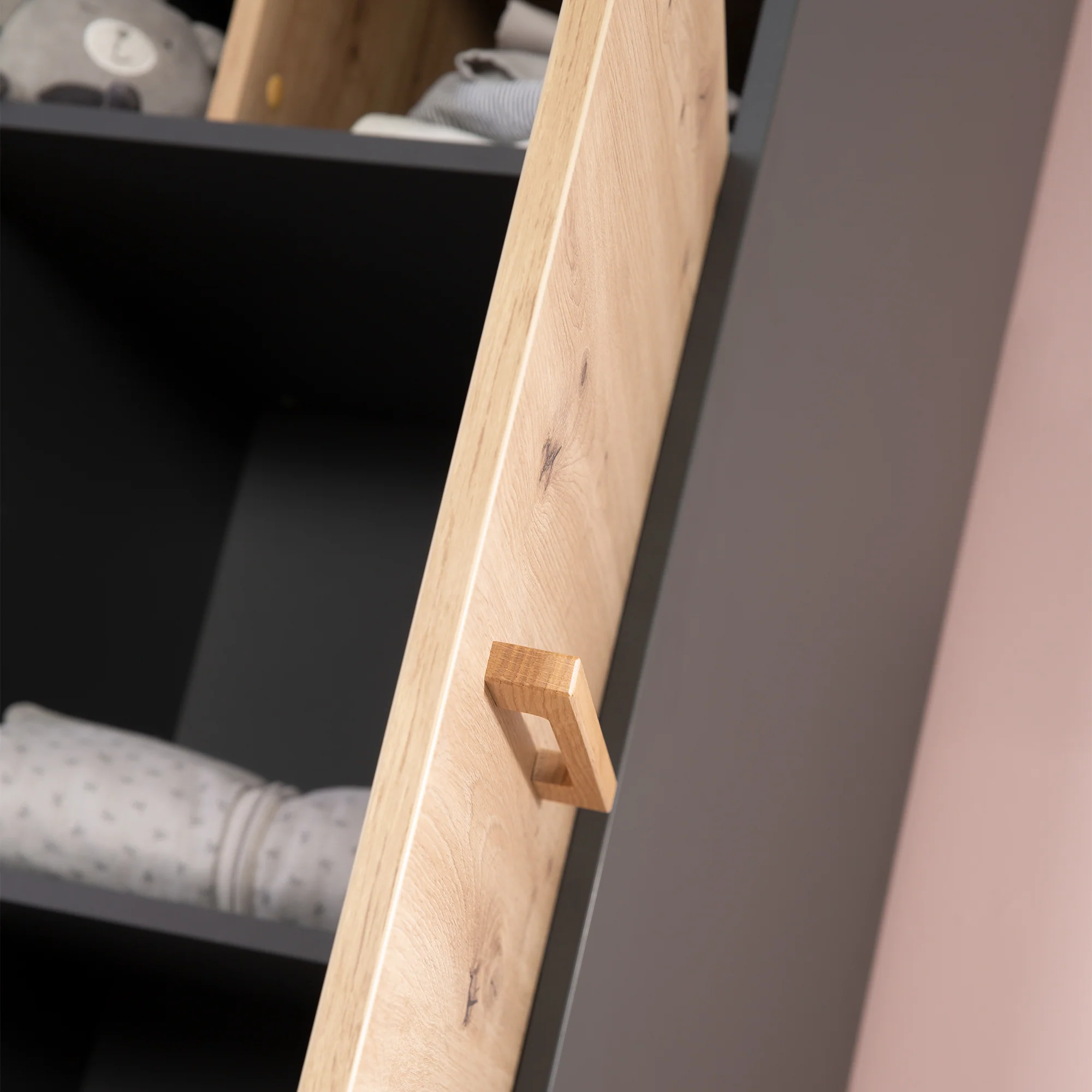 Kleiderschrank 'Lenn' 3-türig - Anthrazit - Holzdekor 'Artisan Eiche' - Massivholzgriffe - Image 9