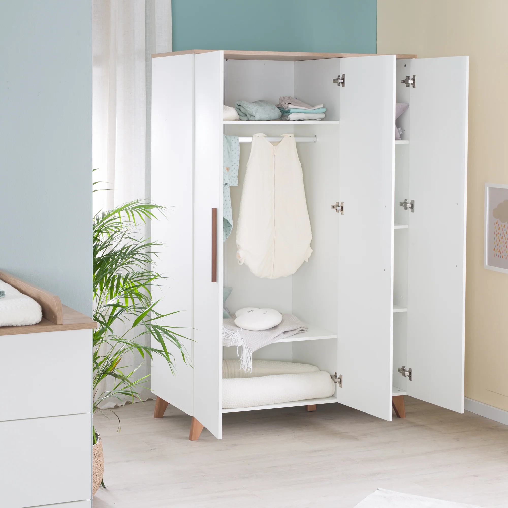 Kleiderschrank 'Ole' 3-türig mit  Holzgriffe & -füßen - Weiß / Eichen-Dekor - Image 6