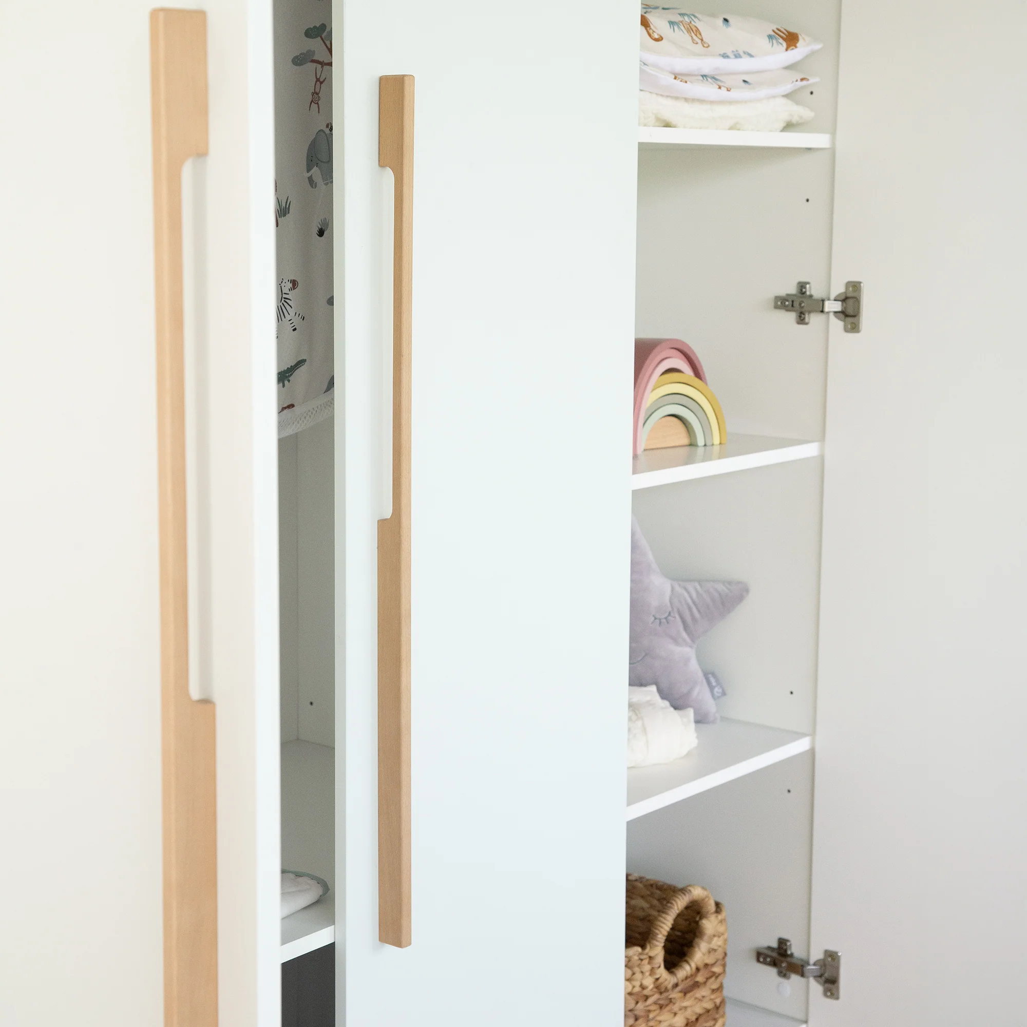 Kinderkleiderschrank 'Lumo - 3-türig - Soft-Close Funktion & Holzgriffen - Weiß / Artisan Eiche - Image 4