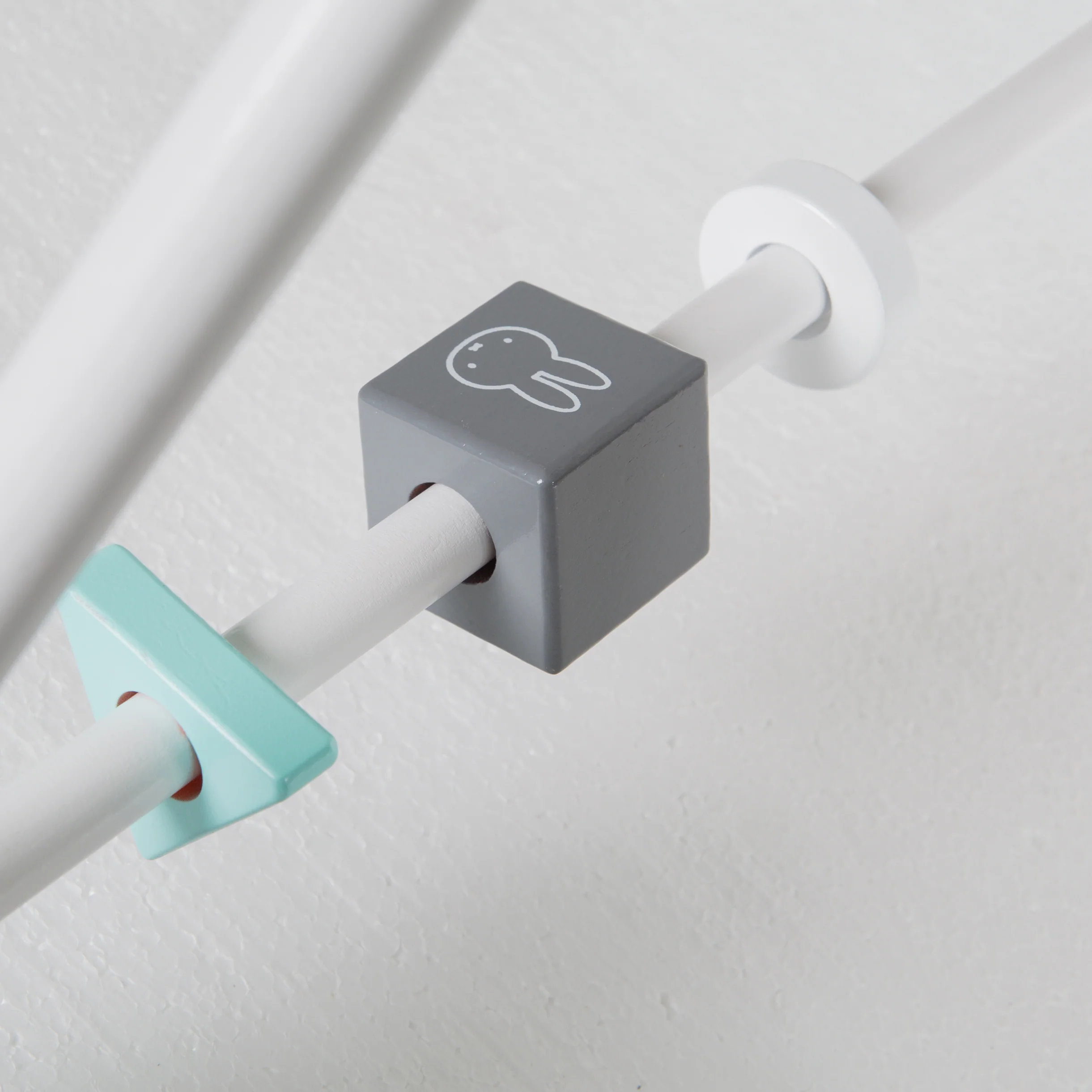 Spieltrapez 'miffy®', Spielbogen für Babys, höhenverstellbare Spielelemente aus Holz mit Beißring - Image 3