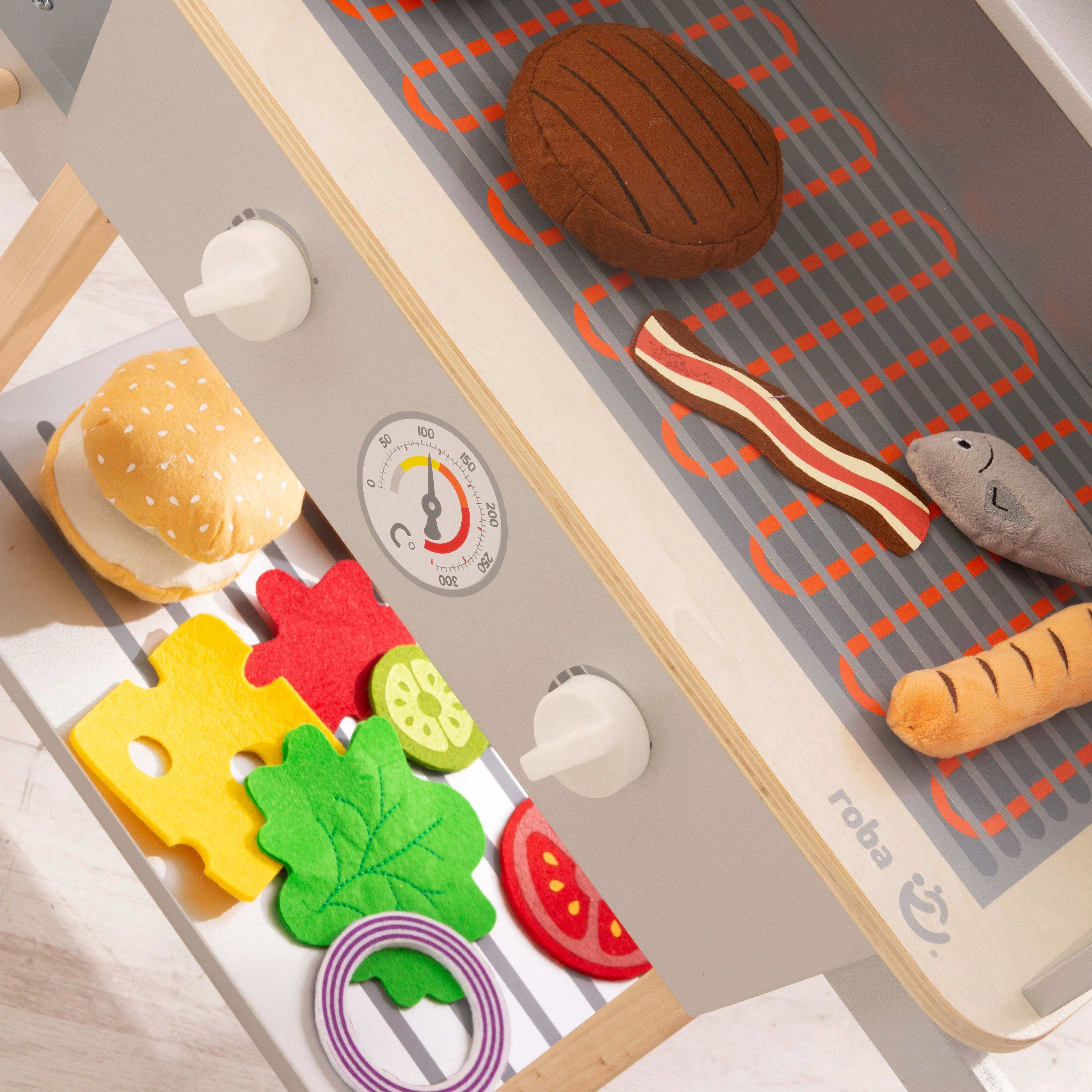 BBQ-Grill aus Holz, mit 14-teiligem Stoffzubehör, Spielzeug Barbecue Grill, ab 3 Jahren - Image 11