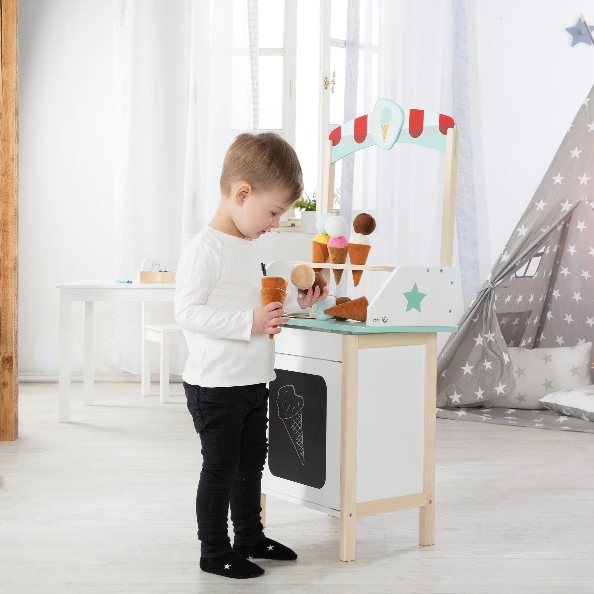 Eisstand aus Holz, mit Zubehör, 3 Stoffeiswaffeln, 6 Eiskugeln aus Plüsch, ab 3 Jahren - Image 6