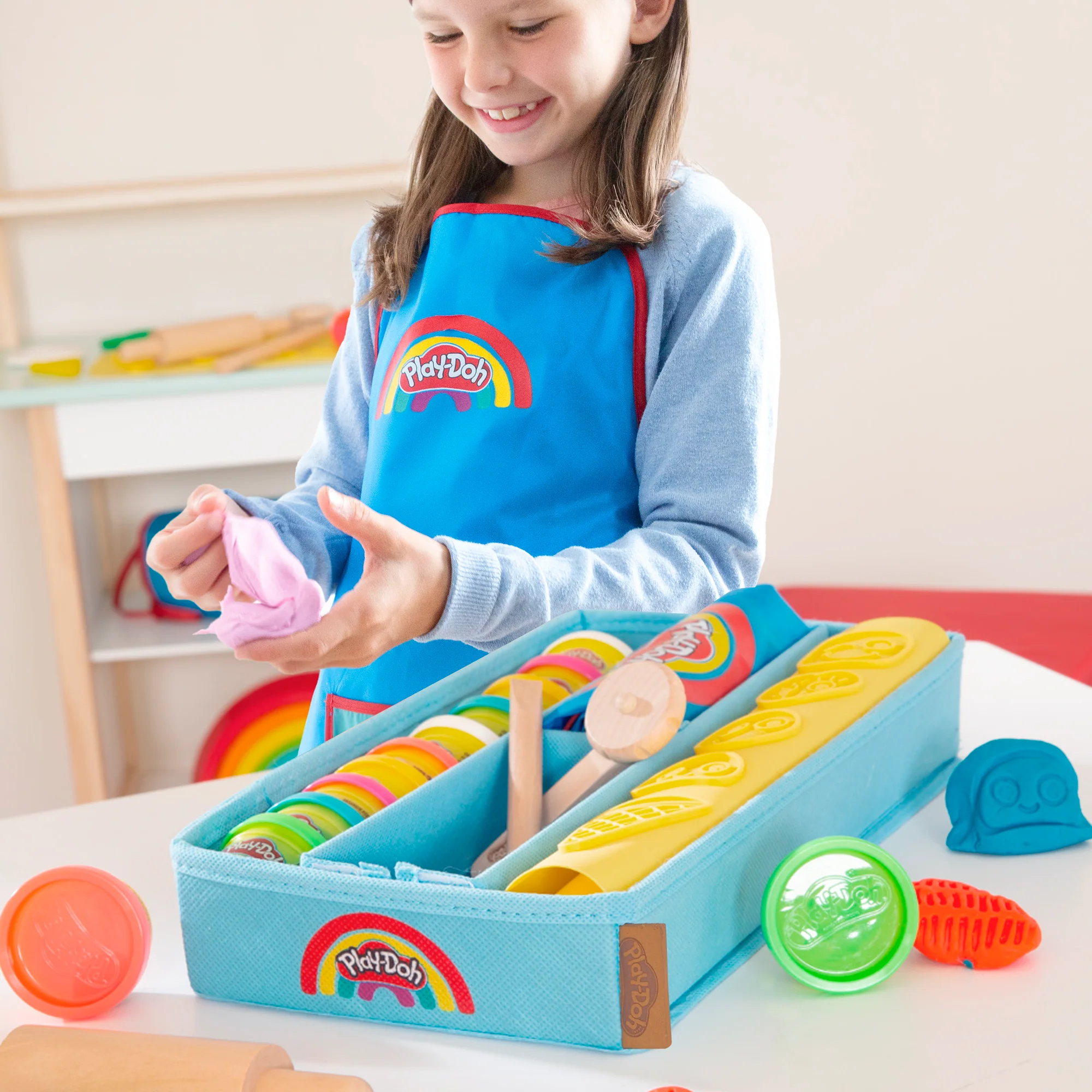 roba x Play-Doh Spielset mit Box, Kreativmatte, 12 Knete, Holzwerkzeugen & Schürze - Image 12