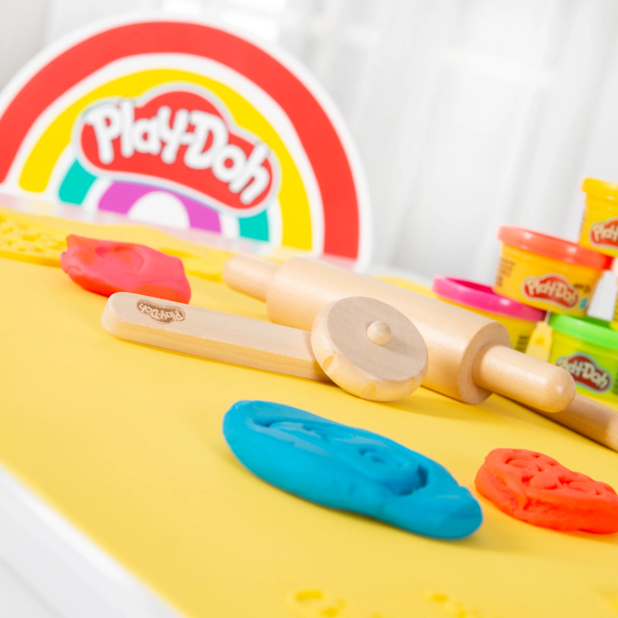 roba x Play-Doh Spielset mit Box, Kreativmatte, 12 Knete, Holzwerkzeugen & Schürze - Image 14