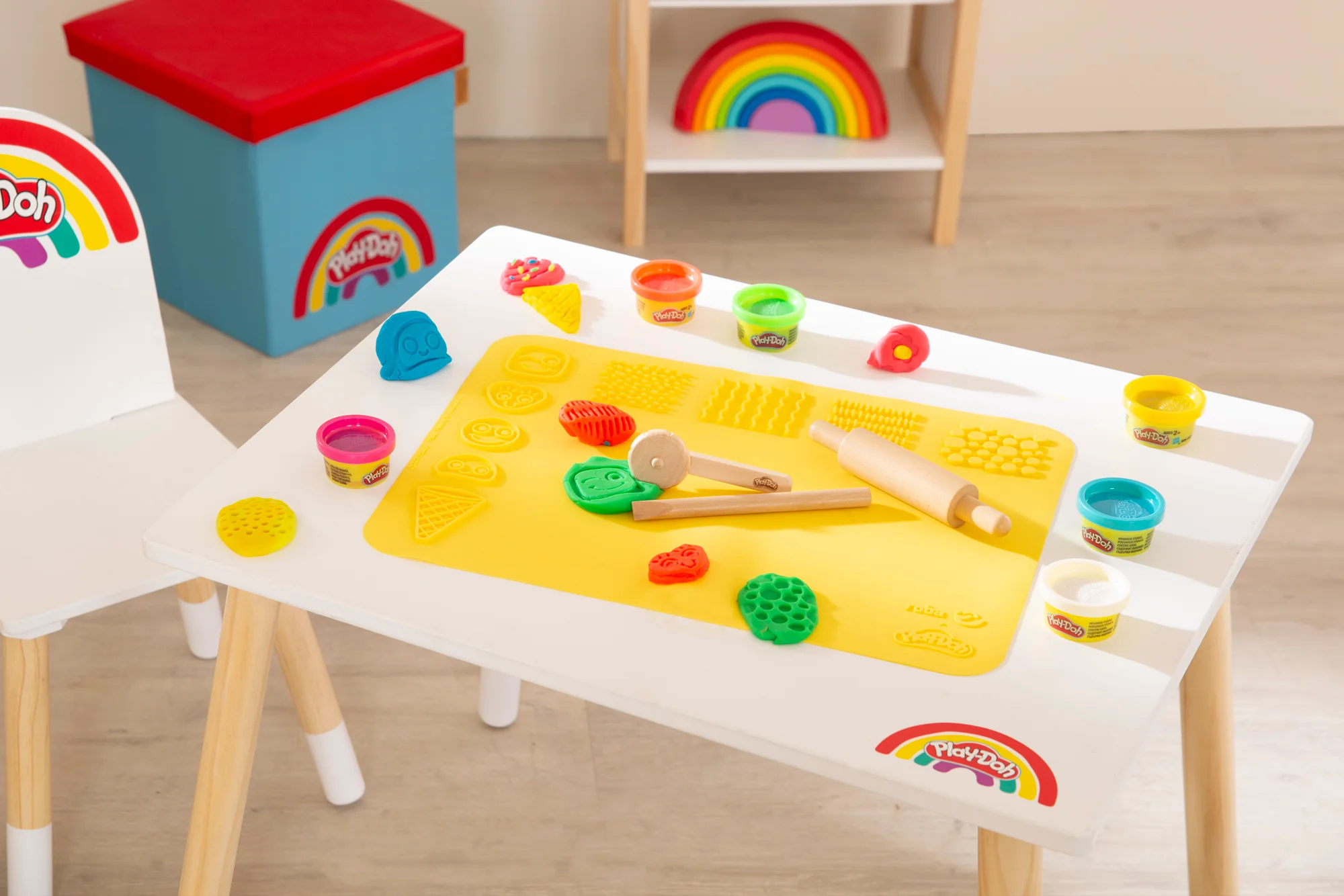roba x Play-Doh Spielset mit Box, Kreativmatte, 12 Knete, Holzwerkzeugen & Schürze - Image 8